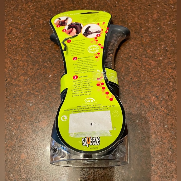 Cole & Mason Squeeze One Handed Pepper Grinder w Filled Peppers Brand New NWT - Picture 3 of 7